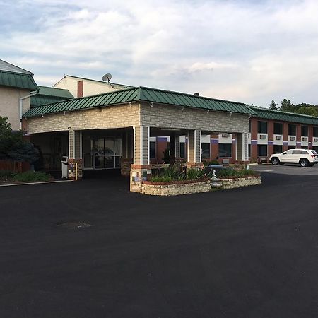 Super 6 Inn & Suites Williamstown Exterior photo