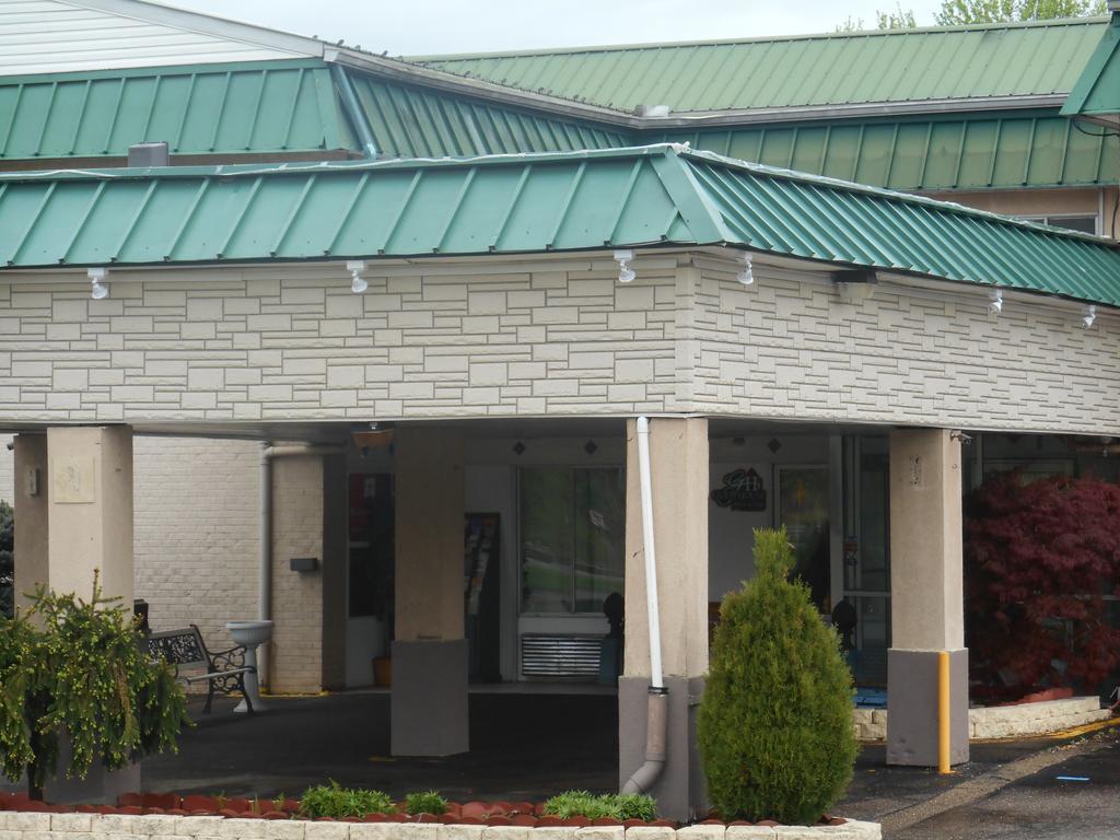 Super 6 Inn & Suites Williamstown Exterior photo