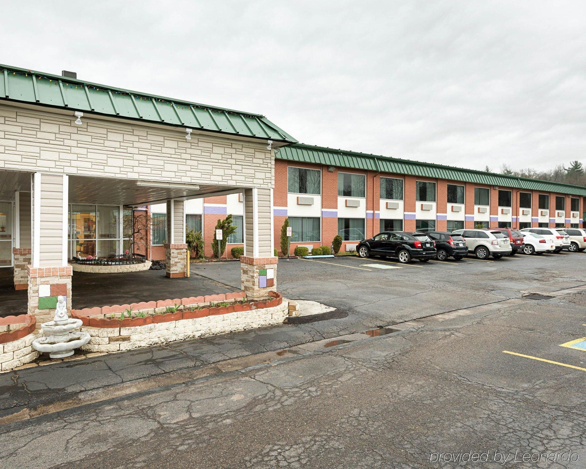 Super 6 Inn & Suites Williamstown Exterior photo