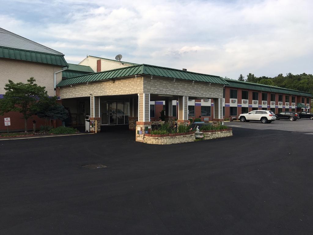 Super 6 Inn & Suites Williamstown Exterior photo