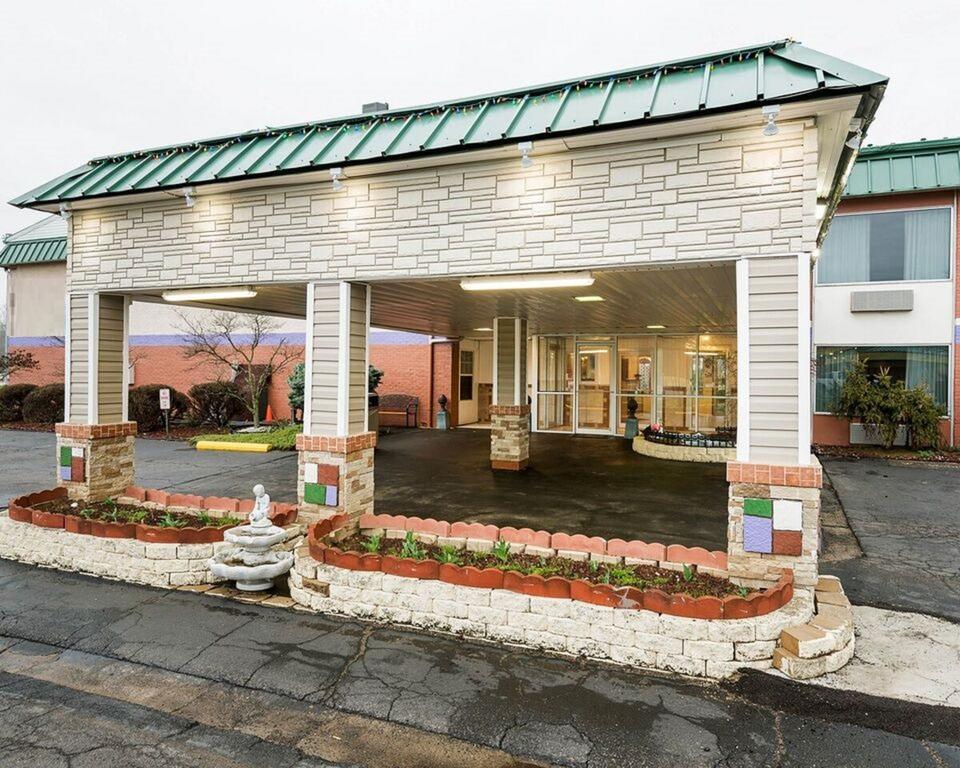 Super 6 Inn & Suites Williamstown Exterior photo