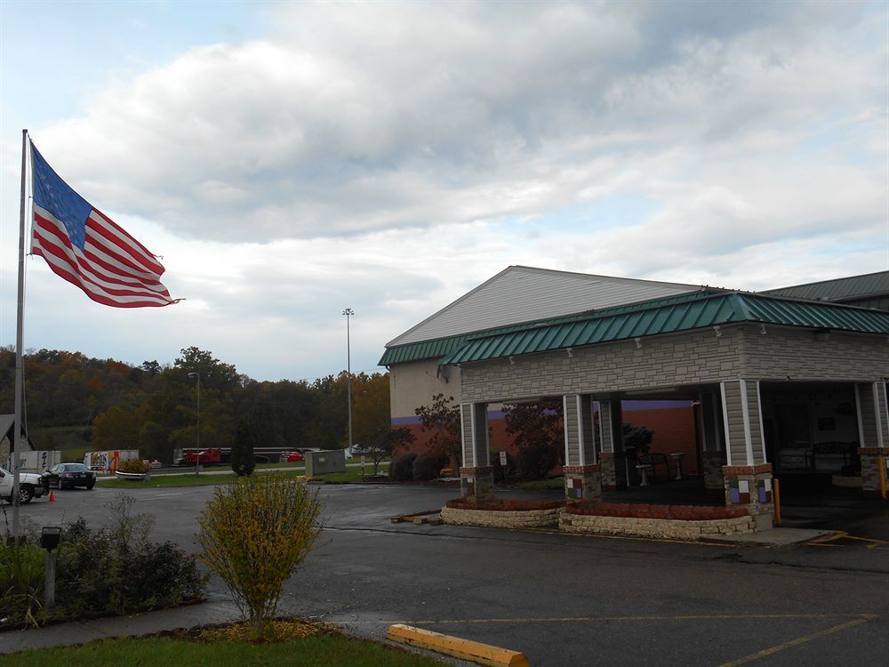 Super 6 Inn & Suites Williamstown Exterior photo