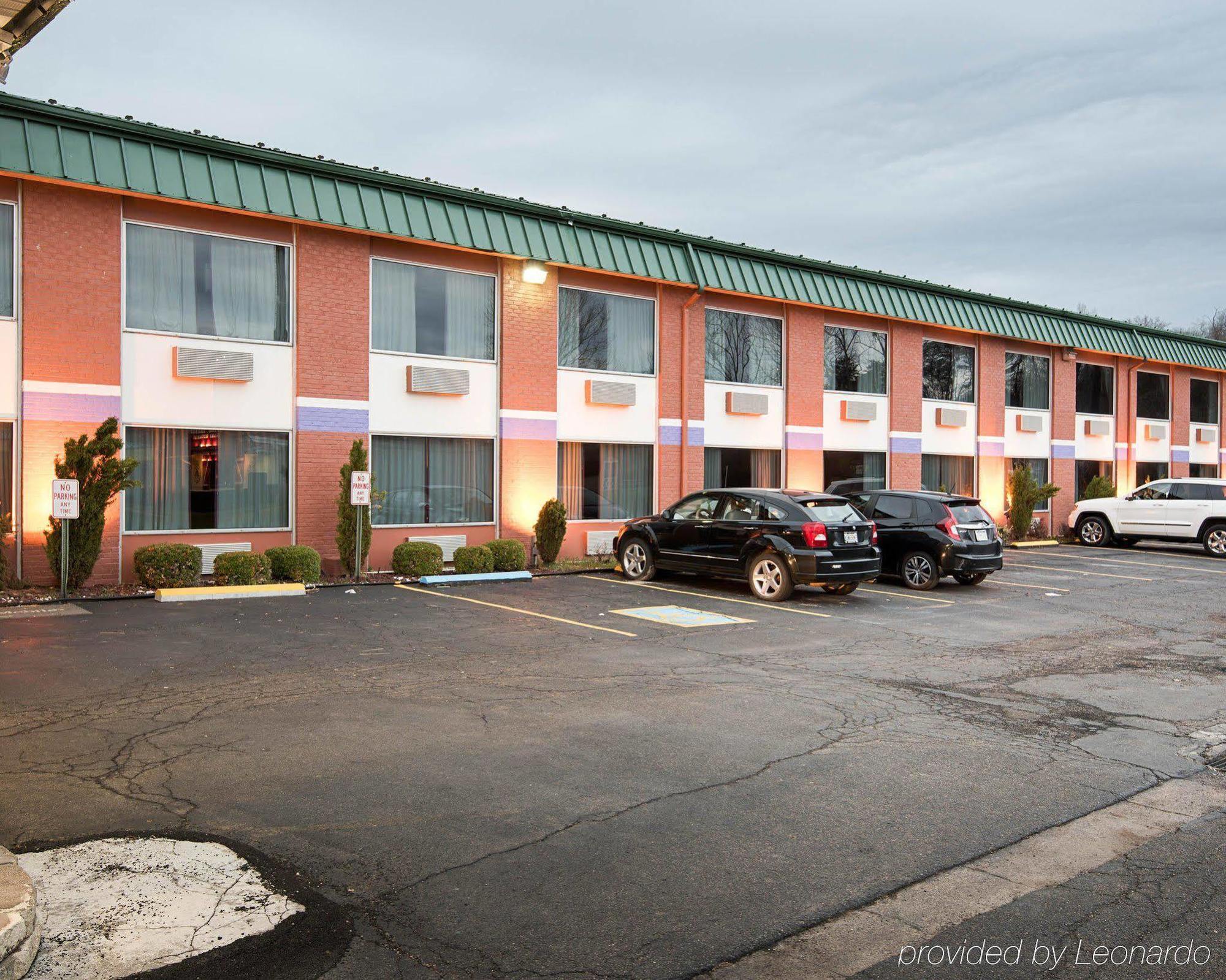 Super 6 Inn & Suites Williamstown Exterior photo